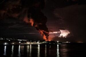 Matanzas frente al fuego: Gran explosión y llamarada en la zona del siniestro